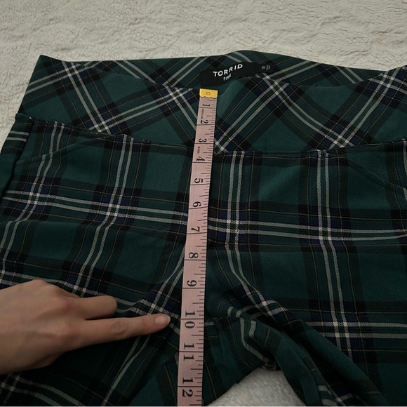 Torrid - Pixie Green & Black Plaid Slim Pants Leggings w/Pockets 1R (Flawed) - Picture 6 of 13